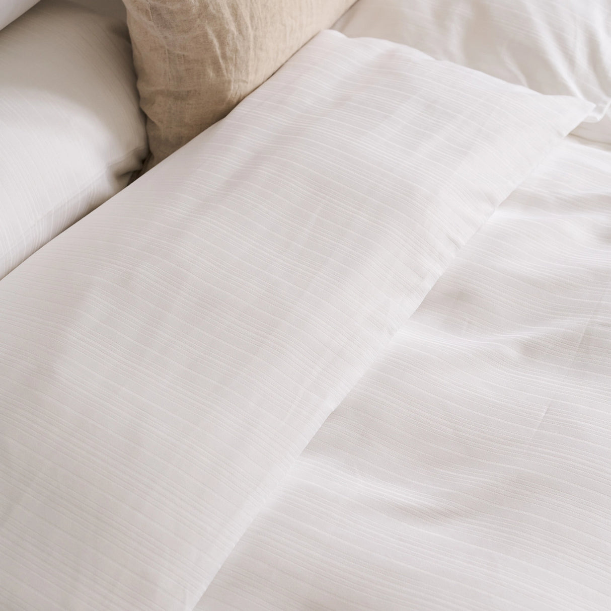 Weiße Bettwäsche Lounge aufgebettet - elegante & langlebige Bettwäsche für Hotels & Vermietungen