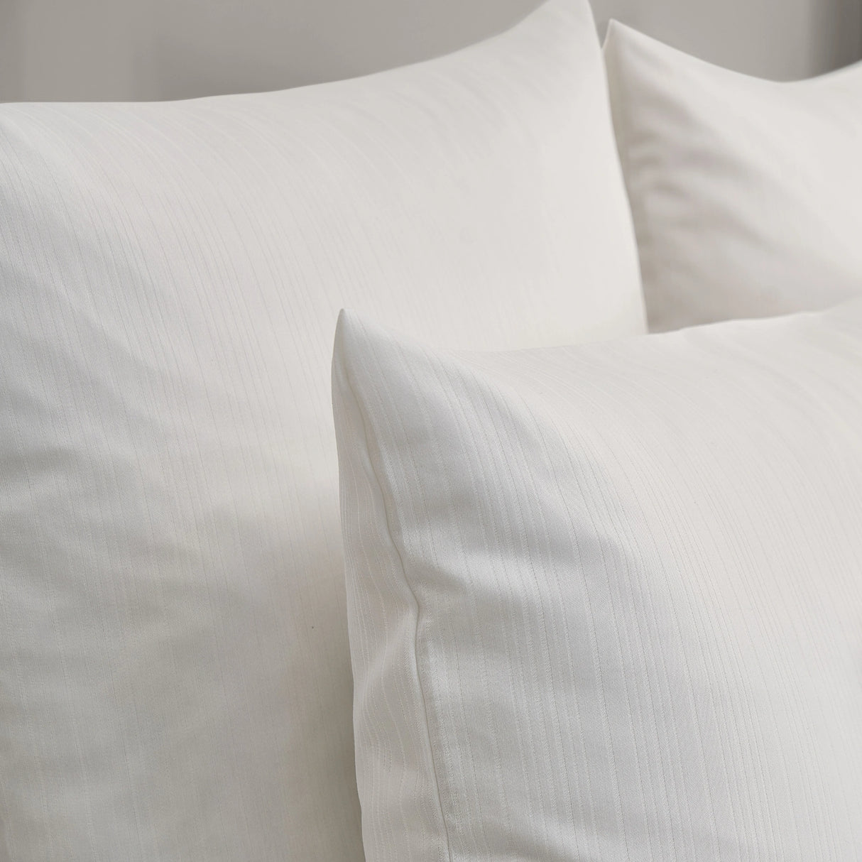Luxuriöse Hotelbettwäsche aufgebettet - edle, weiße Bettwäsche mit feiner Streifenstruktur von Velvetana