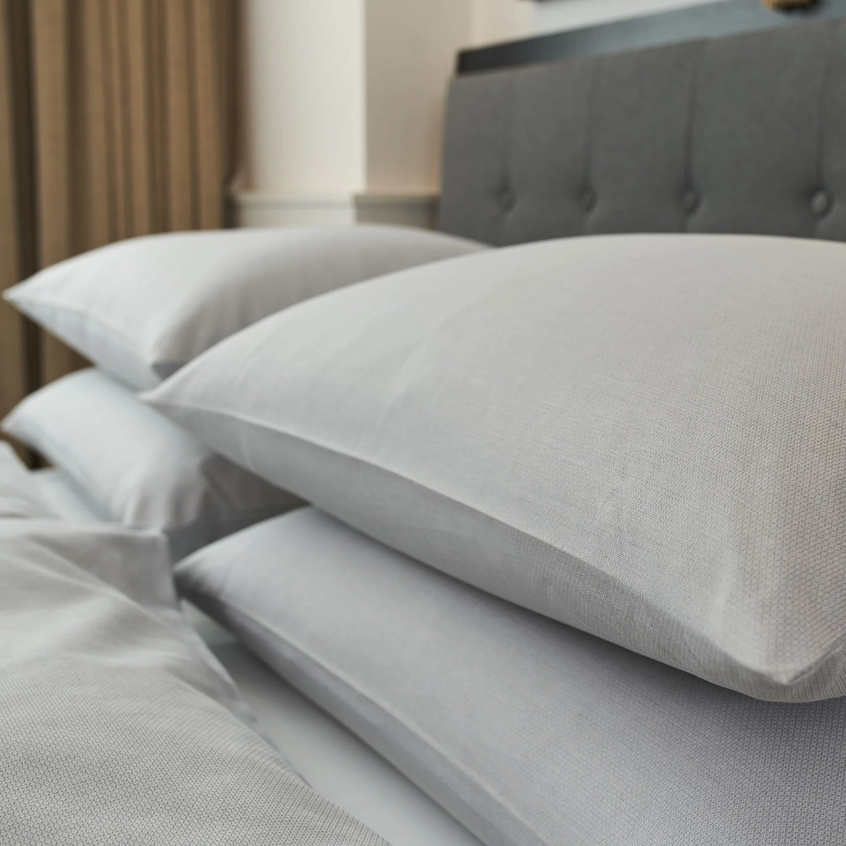 Modern eingerichtetes Zimmer mit Bettwäsche Mimi in Grau - stilvolle, pflegeleichte Hotelwäsche