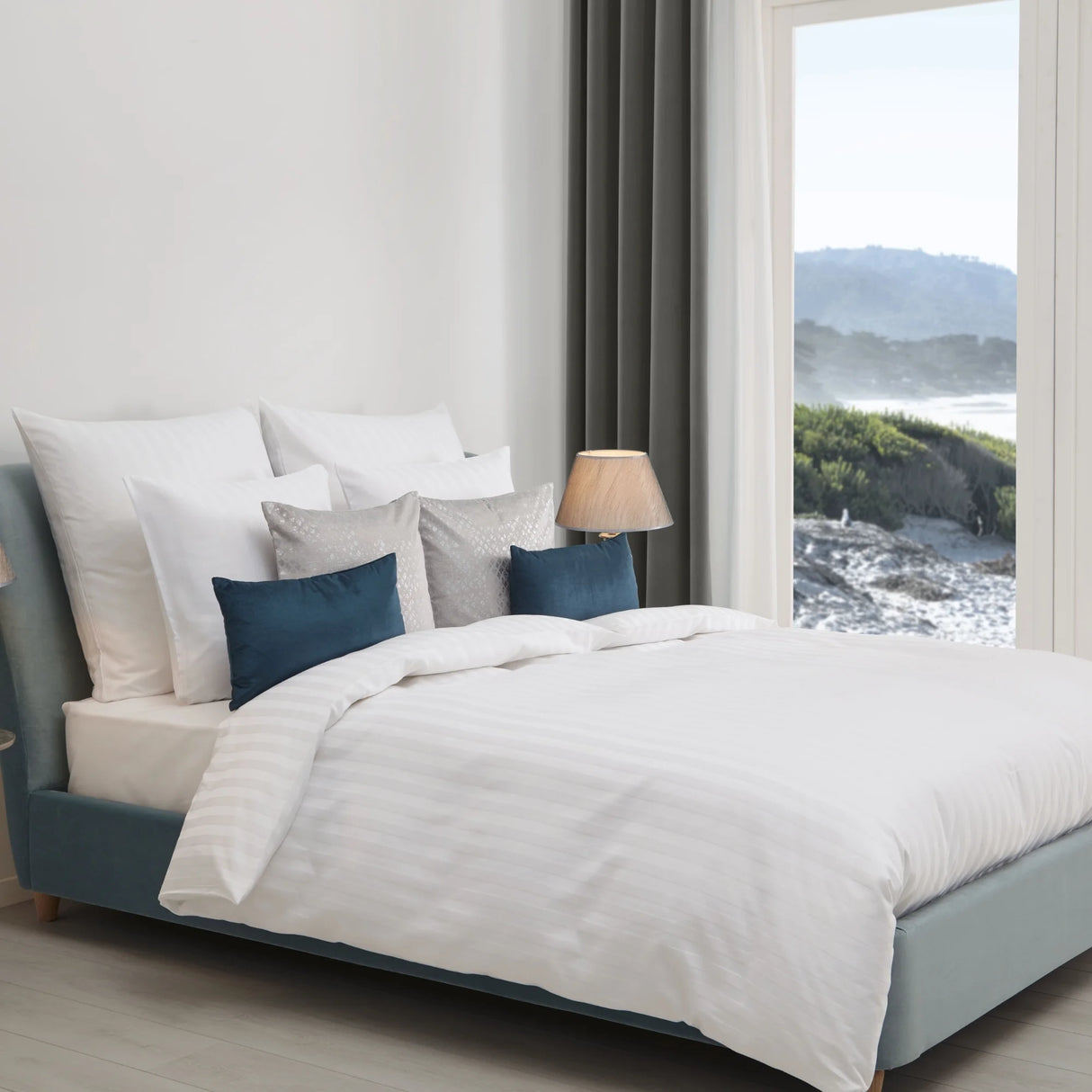 Schön aufgebettetes Bett mit Bettbezug Opera - eine elegante, pflegeleichte Hotelbettwäsche