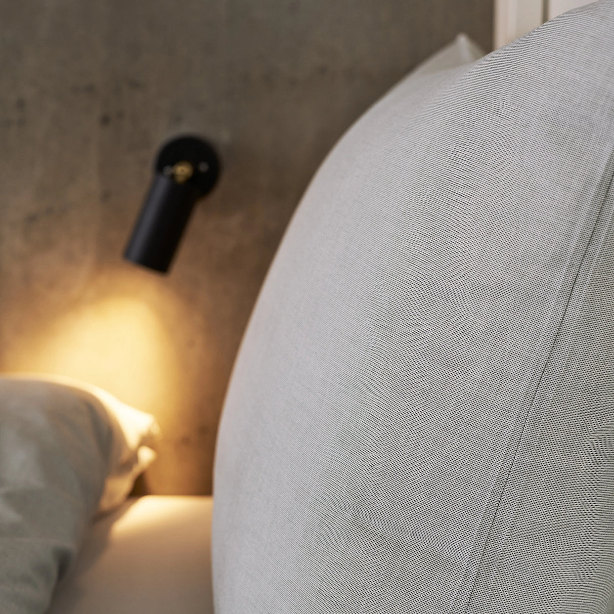 Aufgebettetes Kissen mit grüner Bettwäsche Soprano - elegantes Design für Hotels & Ferienhäuser