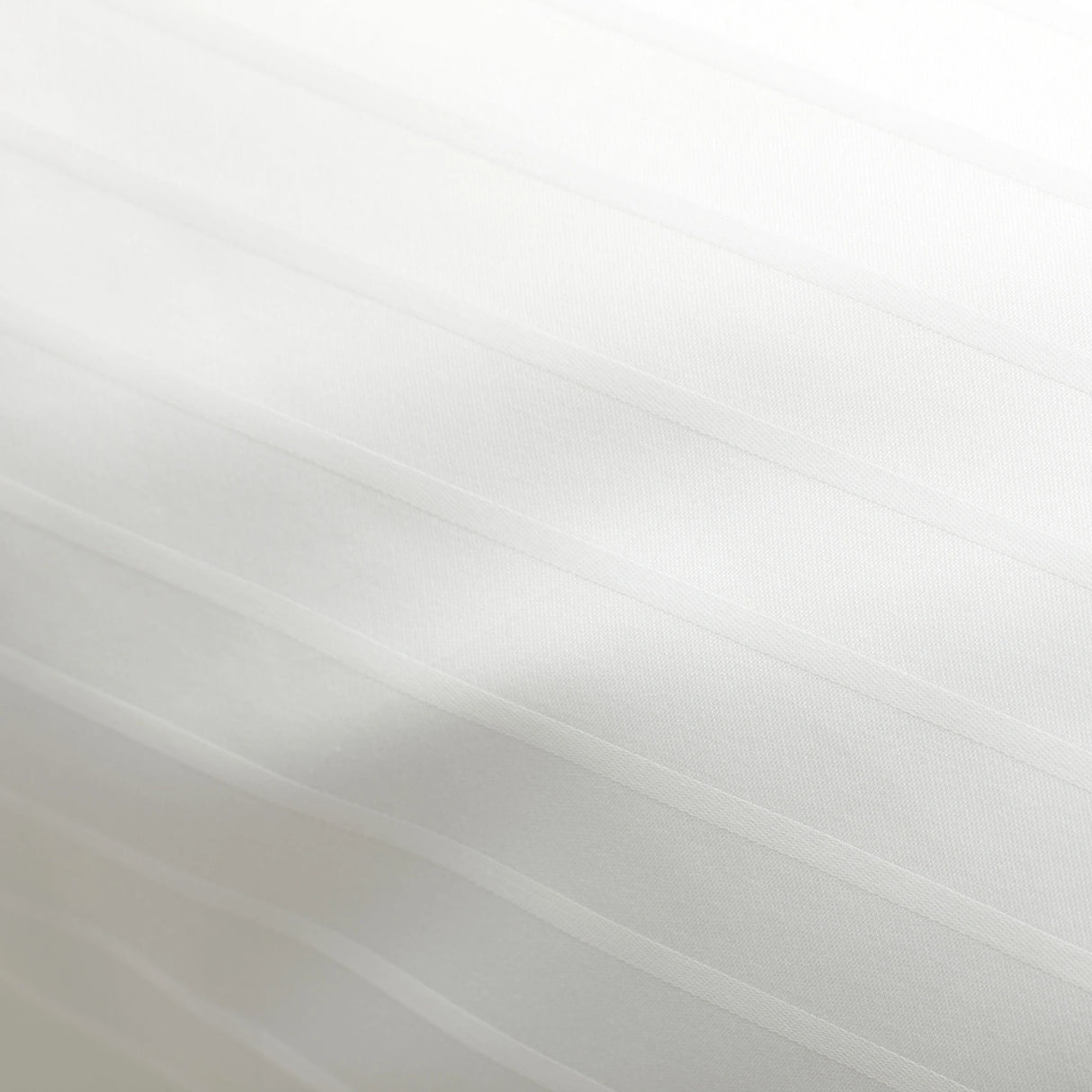 Detailaufnahme der Bettwäsche Sound - feines Streifendesign für hochwertige, pflegeleichte Hotelwäsche