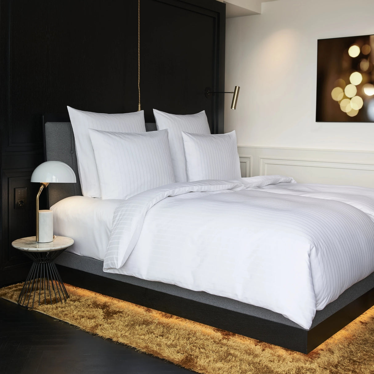 Aufgebettetes Hotelbett mit Bettwäsche Sound - elegante, langlebige Bettwäsche für Premium-Hotels