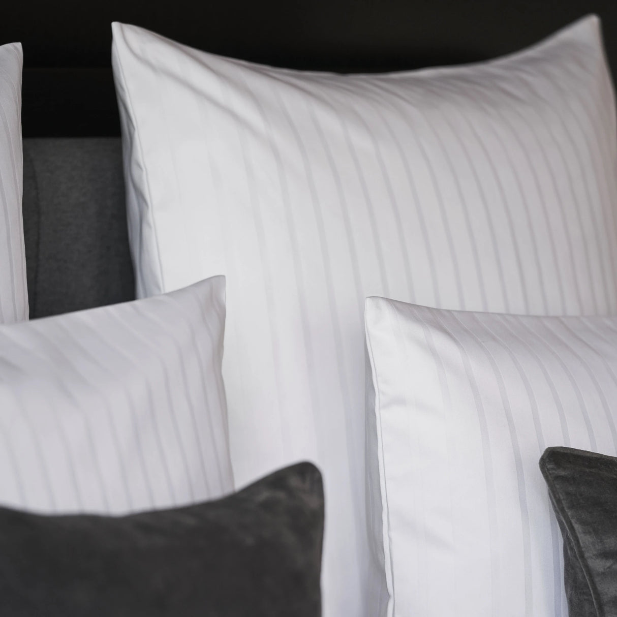 Stilvolle Nahaufnahme der Bettwäsche Sound - Premium-Hotelqualität mit eleganter Streifenstruktur