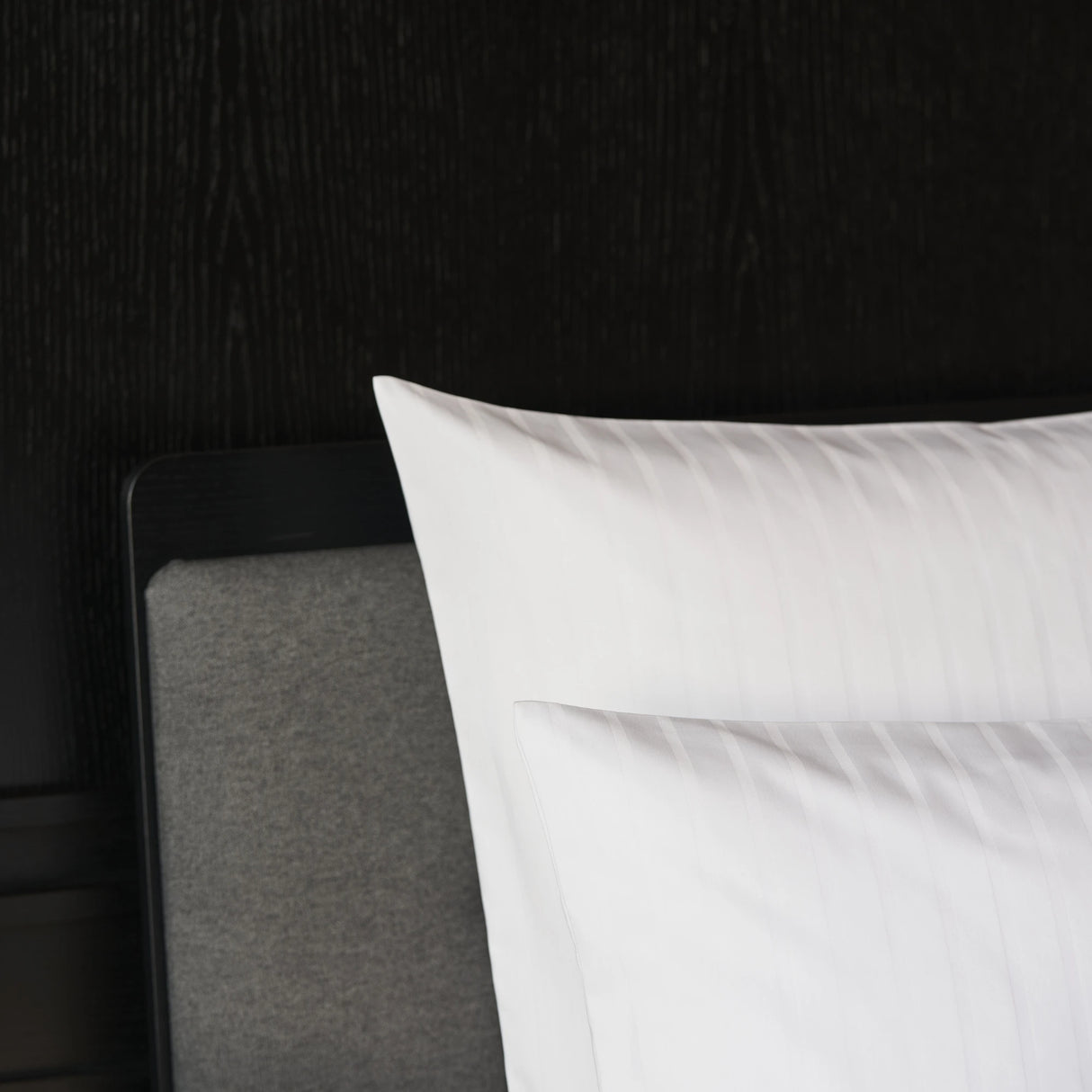 Detailansicht der Bettwäsche Sound von Velvetana - Streifenmuster mit edlem Look für Hotels