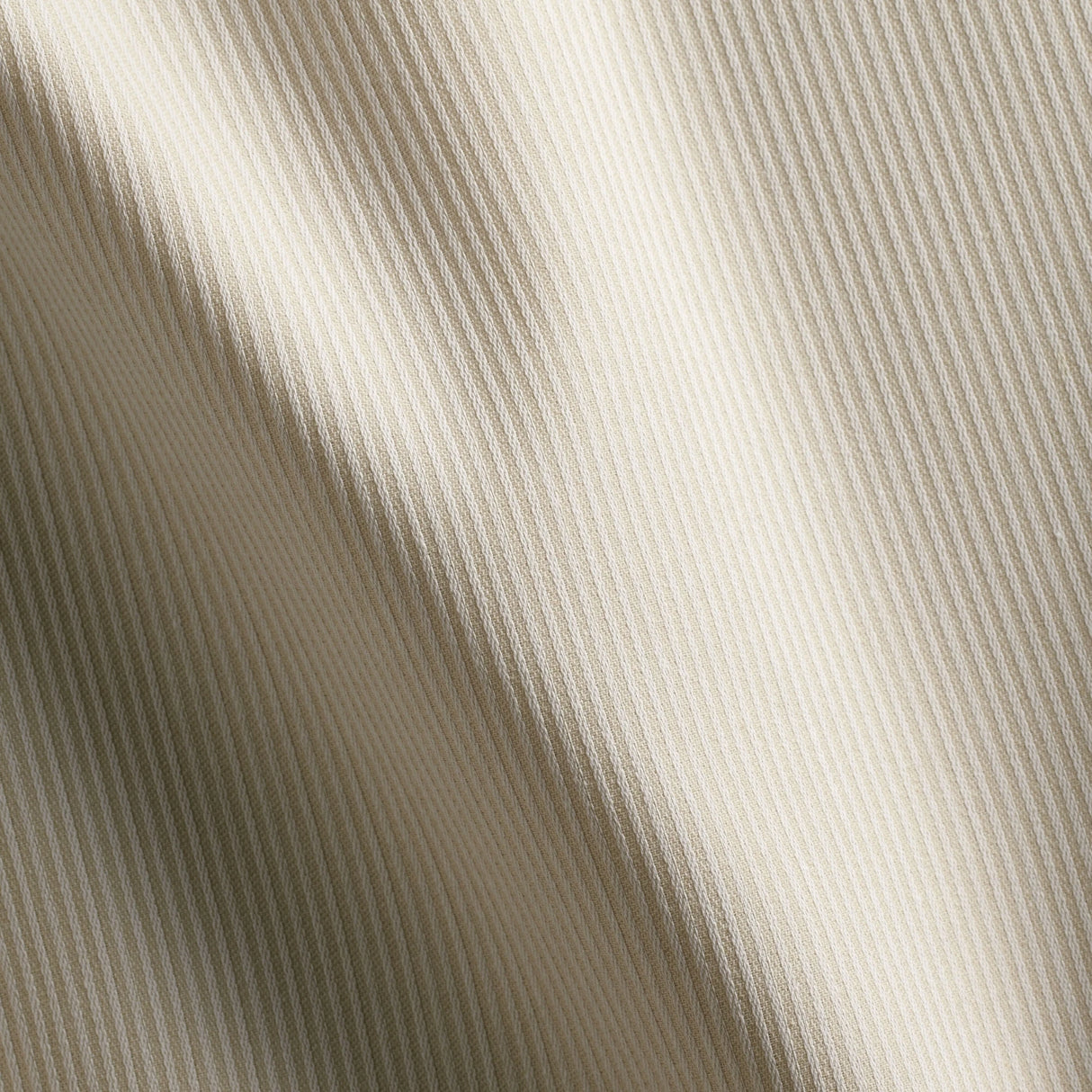 Detailaufnahme des beigen Stoffes - hochwertiges Streifendesign für moderne Hotelzimmer