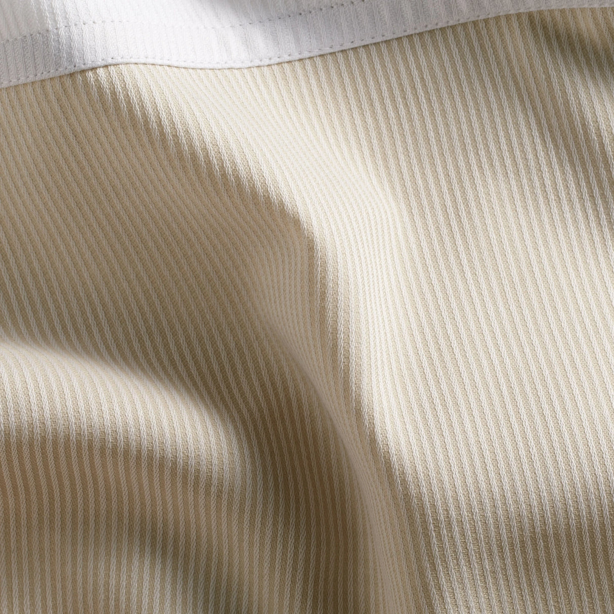 Beige Bettwäsche mit weißem Einsatz - exklusive Hotelbettwäsche für Premium-Ansprüche von Velvetana