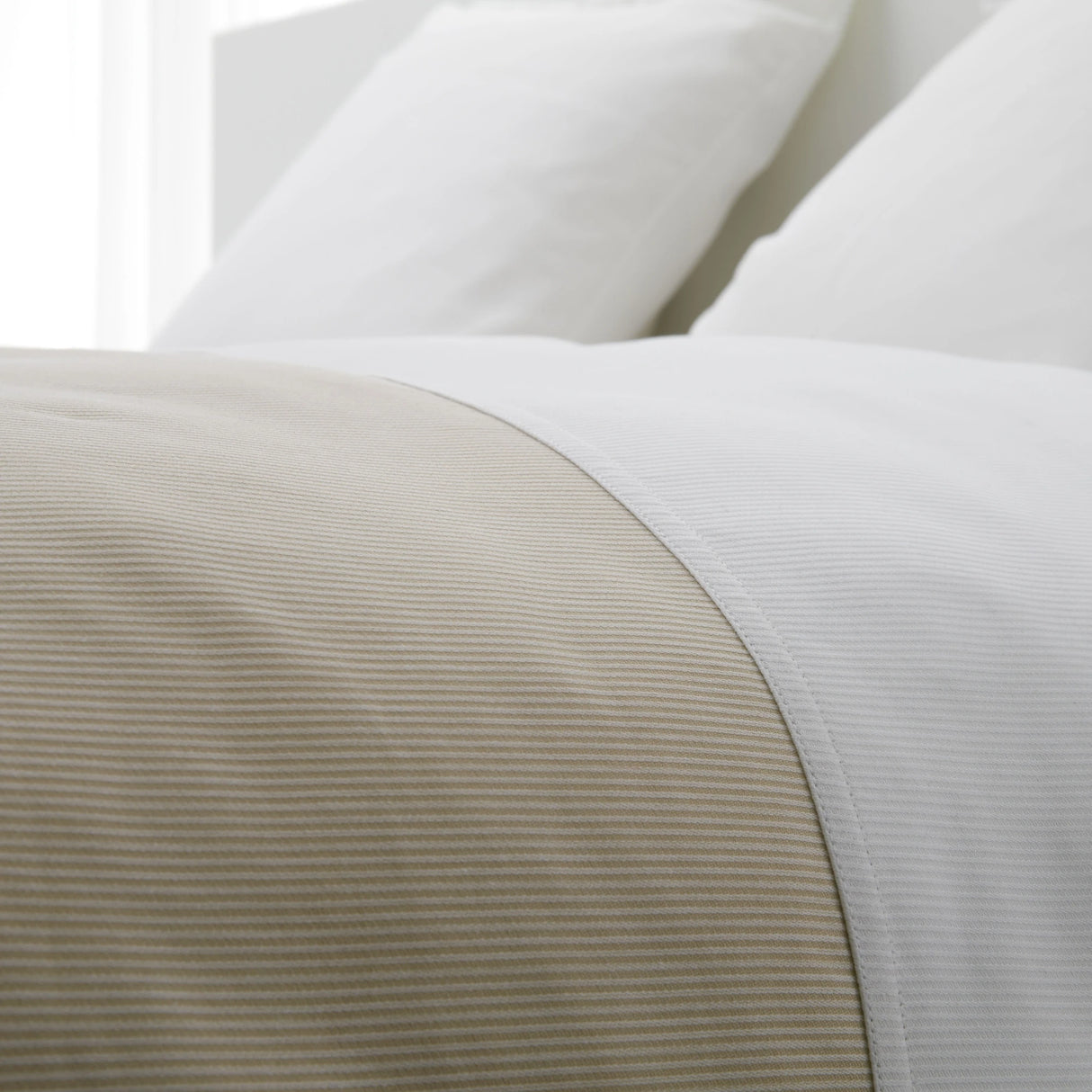 Detailaufnahme des weiß/beigen Bettbezuges mit feinem Streifenmuster - elegante Hotelqualität