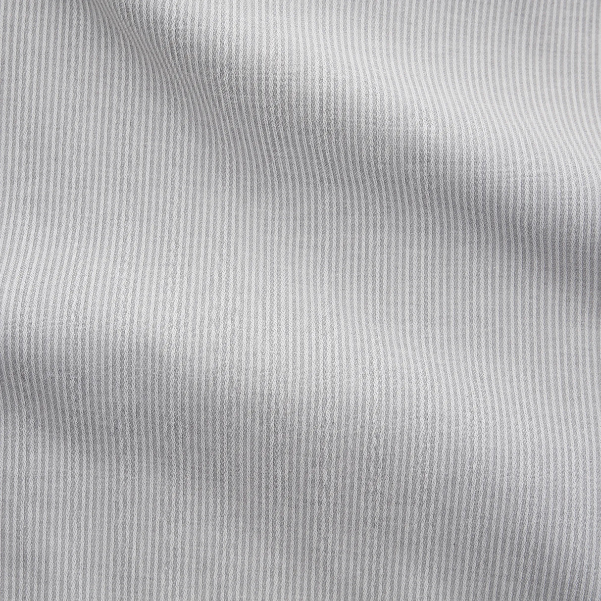 Detailaufnahme der grauen Bettwäsche Verdi - hochwertiger Stoff mit feinem Streifenmuster