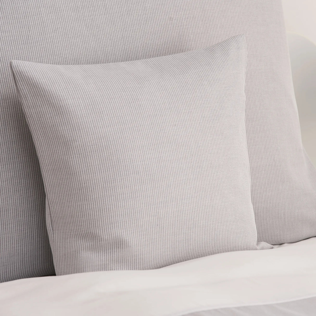 Hochwertige Bettwäsche mit edlem Look in Grau für moderne Unterkünfte