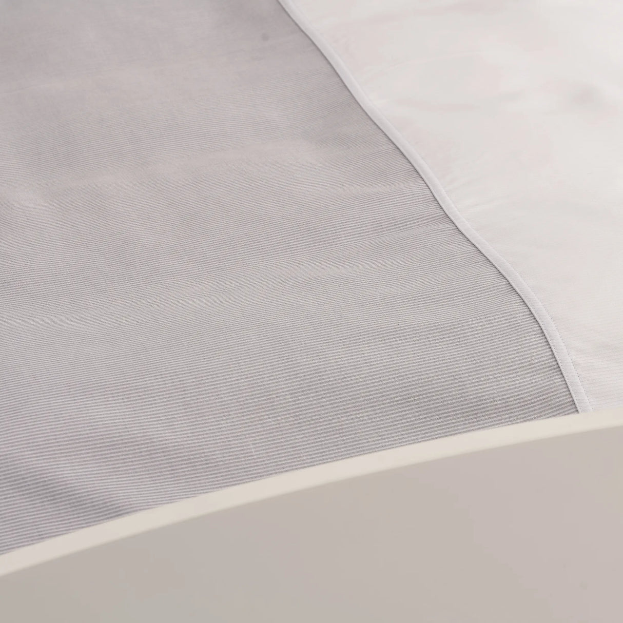 Detailaufnahme des weißen Einsatzes beim grauen Deckenbezug - edle, hochwertige Bettwäsche