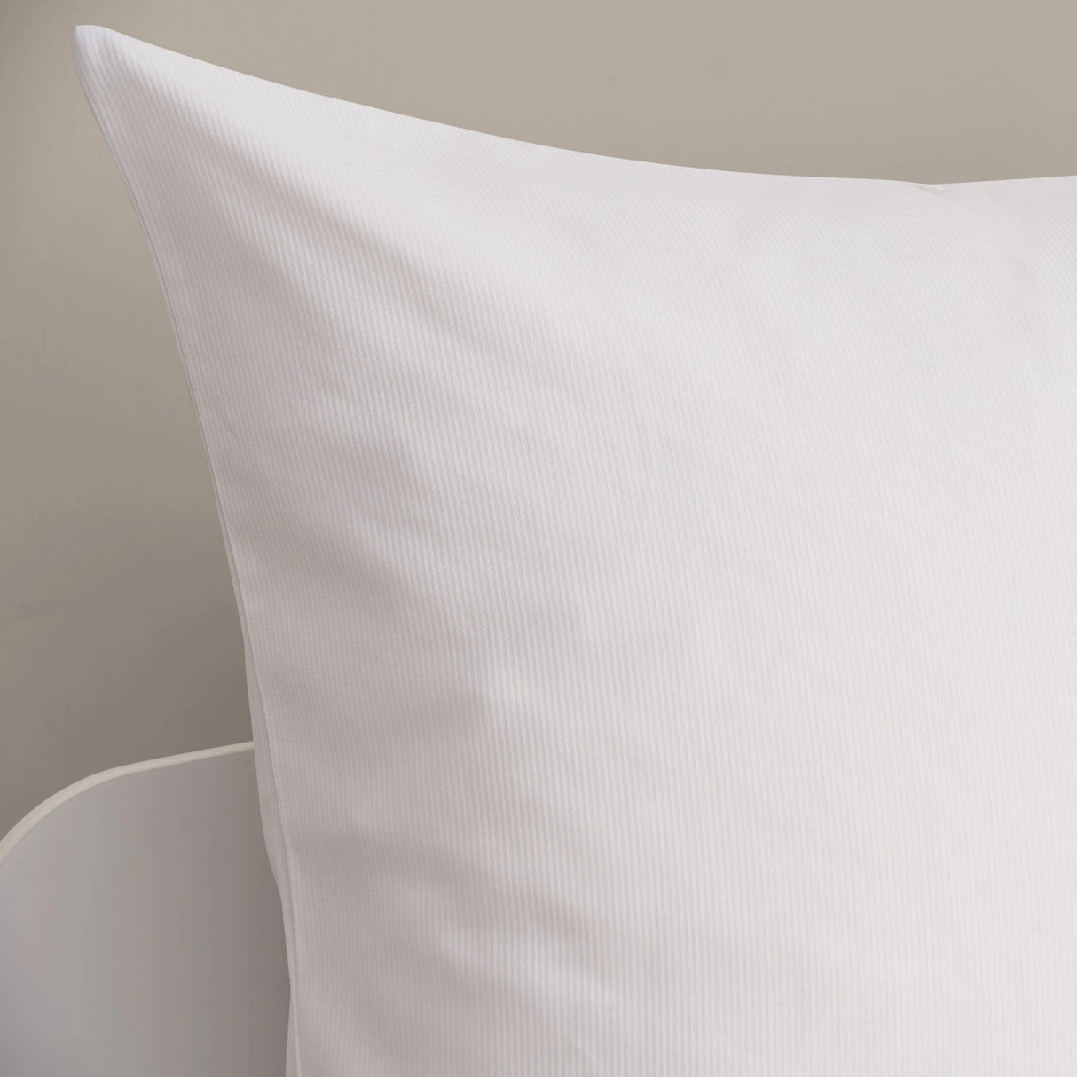 Detailaufnahme des feinen Streifenmusters - hochwertige, pflegeleichte Hotelbettwäsche