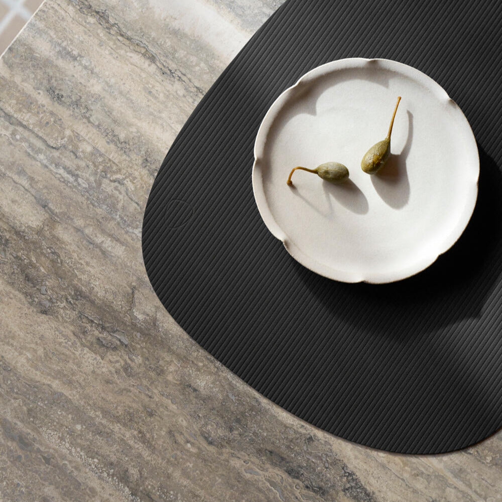 Tischset schwarz strukturiert für Apartment, Hotel & Restaurant aus recyceltem Leder bei Velvetana