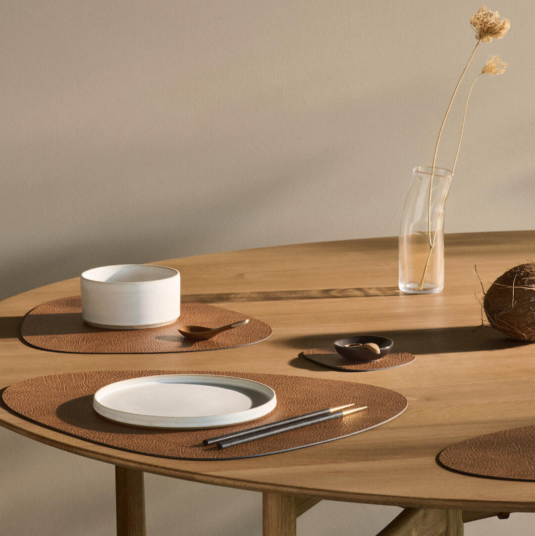 Edel gedeckter Tisch mit Tischset Hippo Curve in Nature bei Velvetana