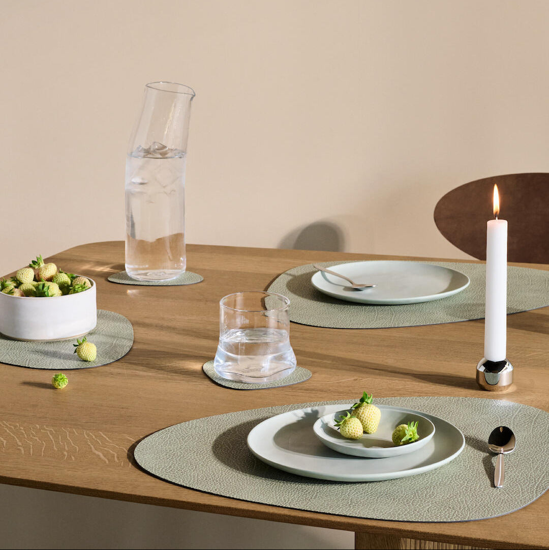 Schön gedeckter Tisch mit Tischset Curve in Hippo Olive Green bei Velvetana für modernen Look