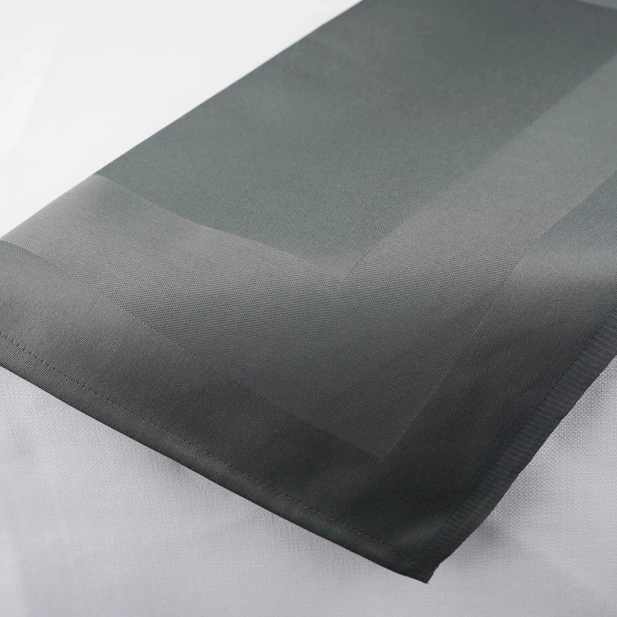 Stoffserviette mit Atlaskante in Graphit/Anthrazit - edler Farbton für moderne Gastronomie & gehobene Hotellerie