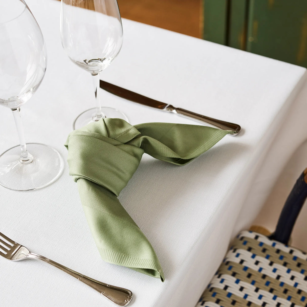 Kreativ gedeckte grüne Stoffserviette - elegante Kombination mit Tischwäsche bei Velvetana