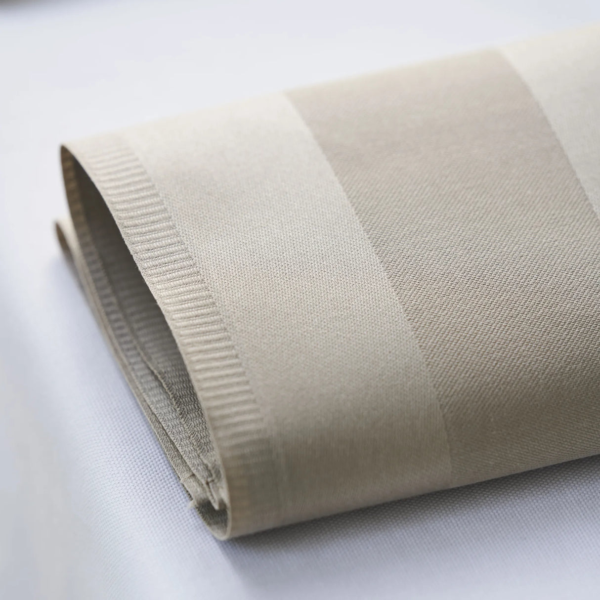 Serviette Copenhagen mit Atlaskante - edler Glanz & hochwertige Verarbeitung für exklusive Gastronomie