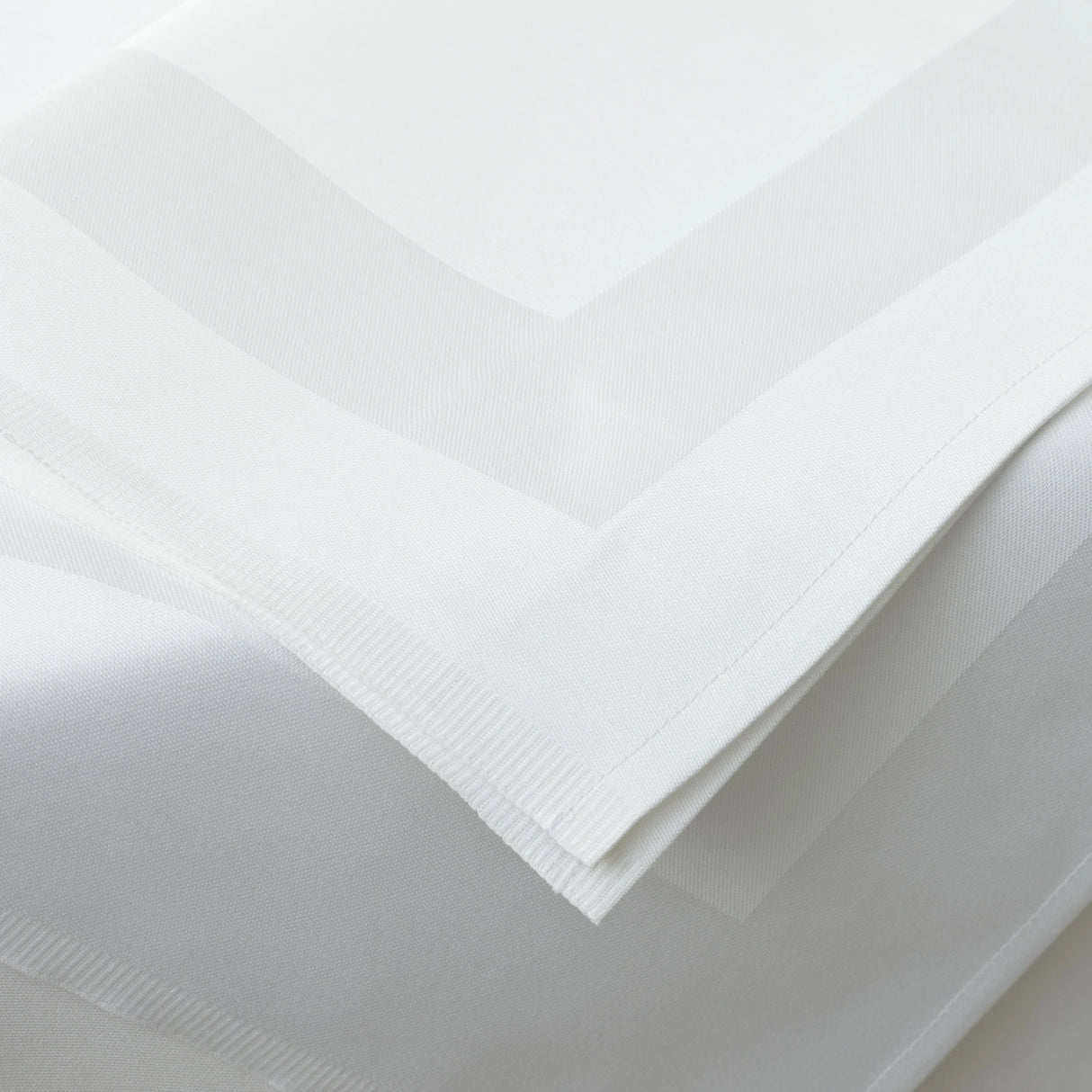 Weiße Stoffservietten mit Atlaskante - edel, elegant & hochwertig für gehobene Gastronomie