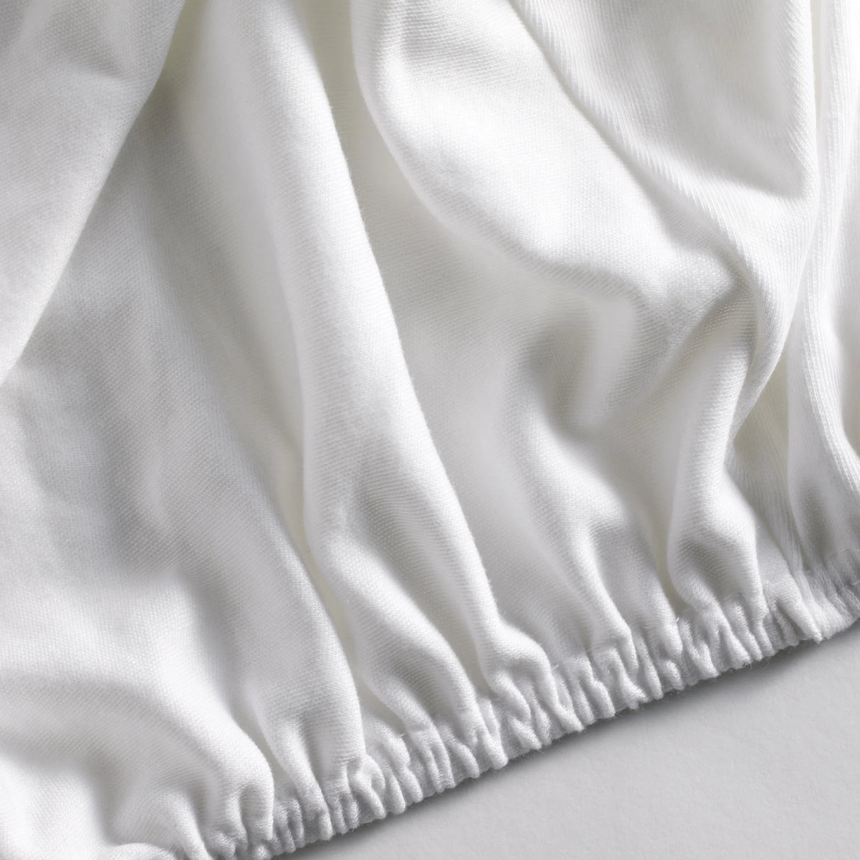 Detailaufnahme des Spannbetttuchs - elastisches, perfekt sitzendes Spannleintuch in Premium-Qualität