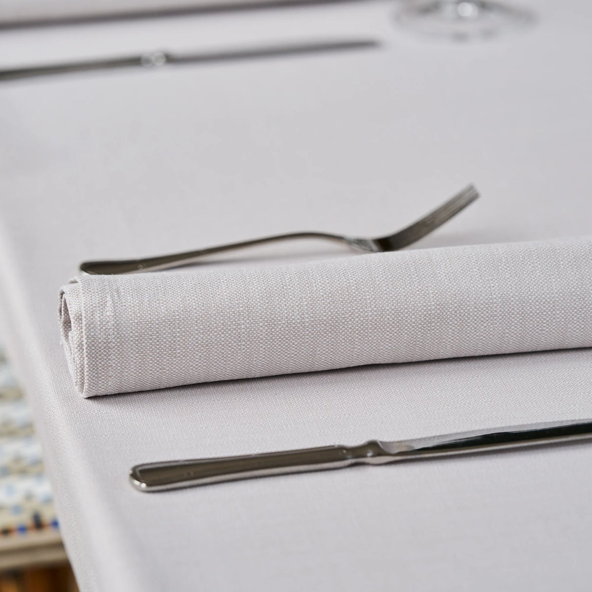 Schön gefaltete Serviette in Beige - hochwertige Qualität für stilvoll gedeckte Tische