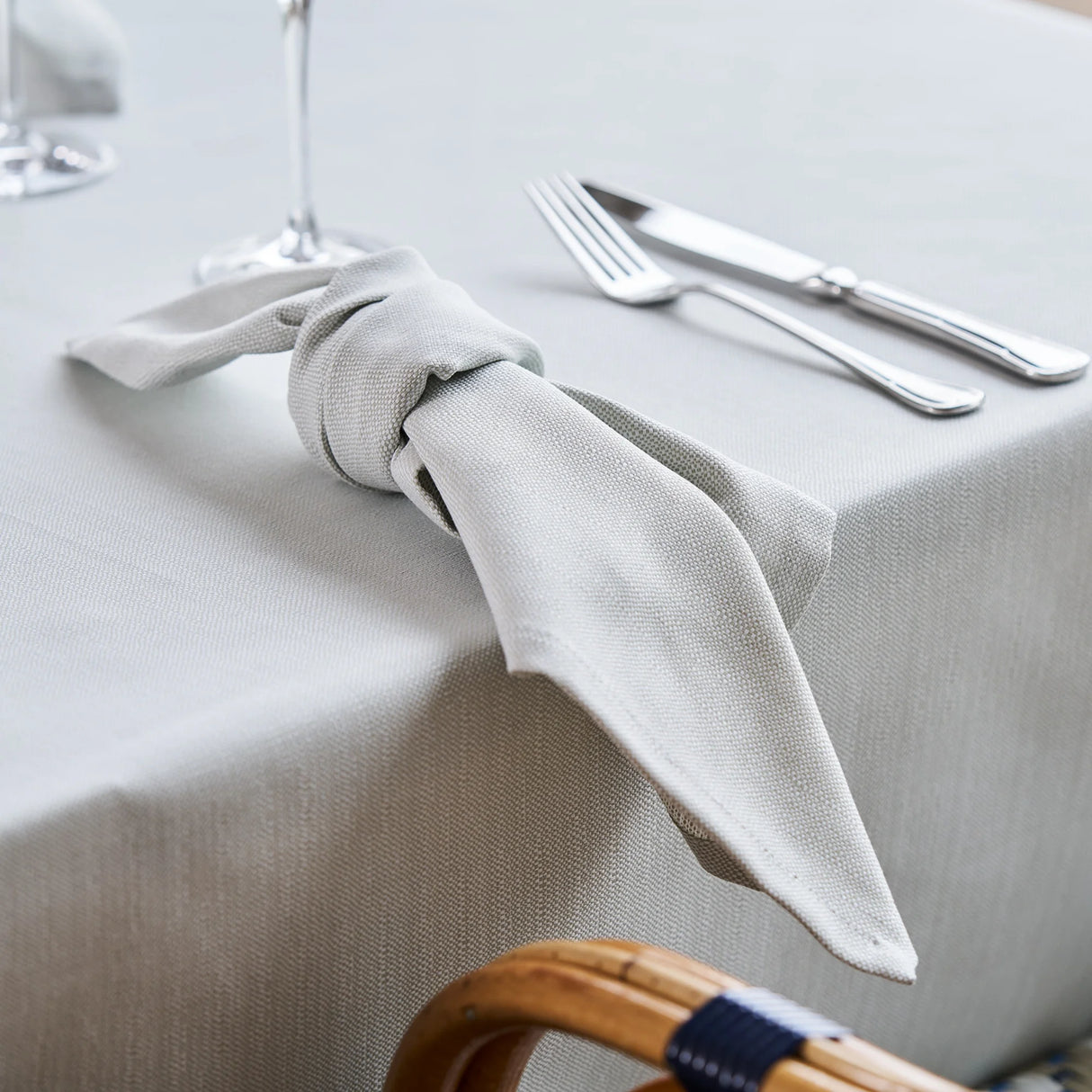 Schön gefaltete grüne Serviette Asti - edles Design für stilvolle & professionelle Tischdekoration