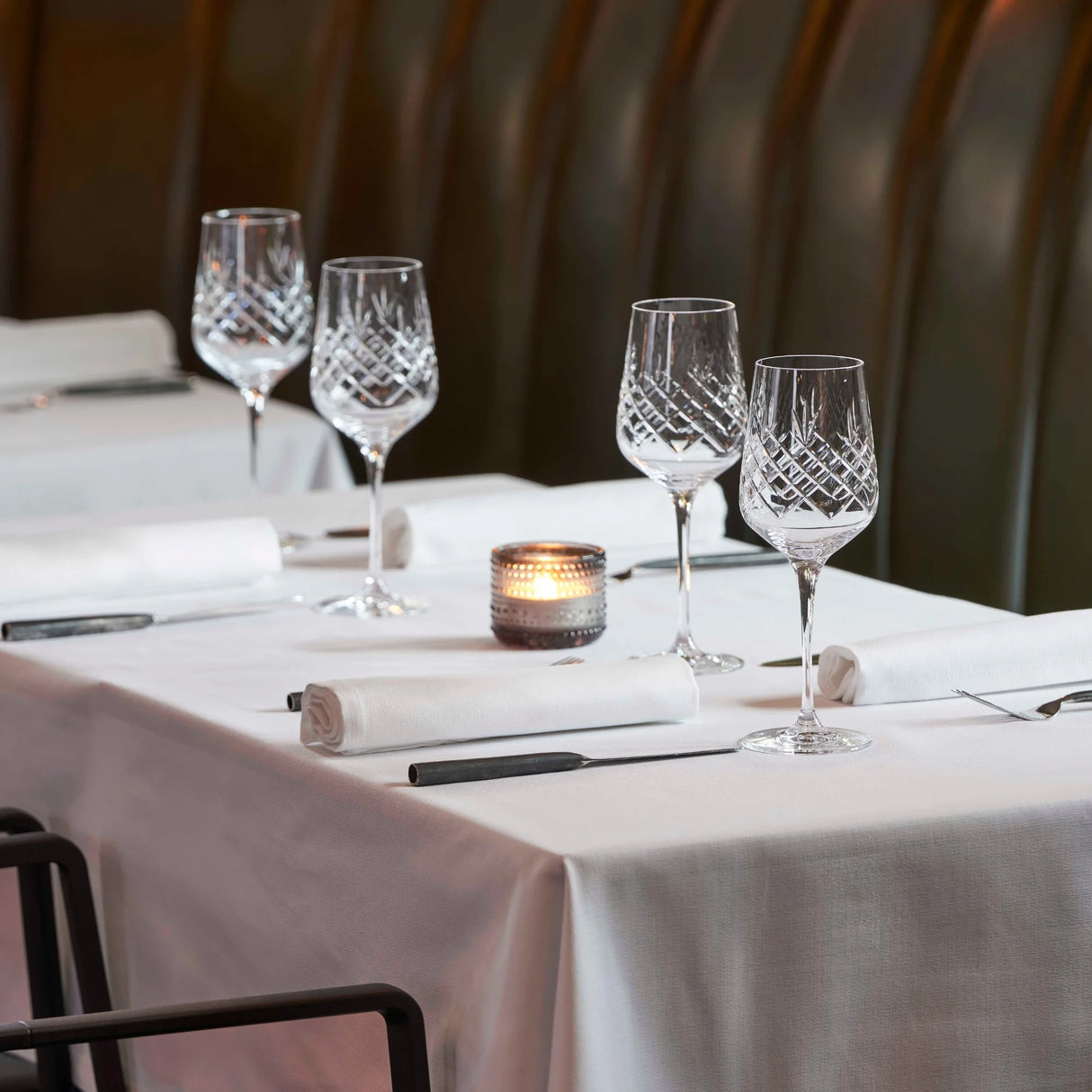 Gedeckter Tisch mit weißer Tischdecke & Serviette - stilvolle Eleganz für Hotels & Restaurants