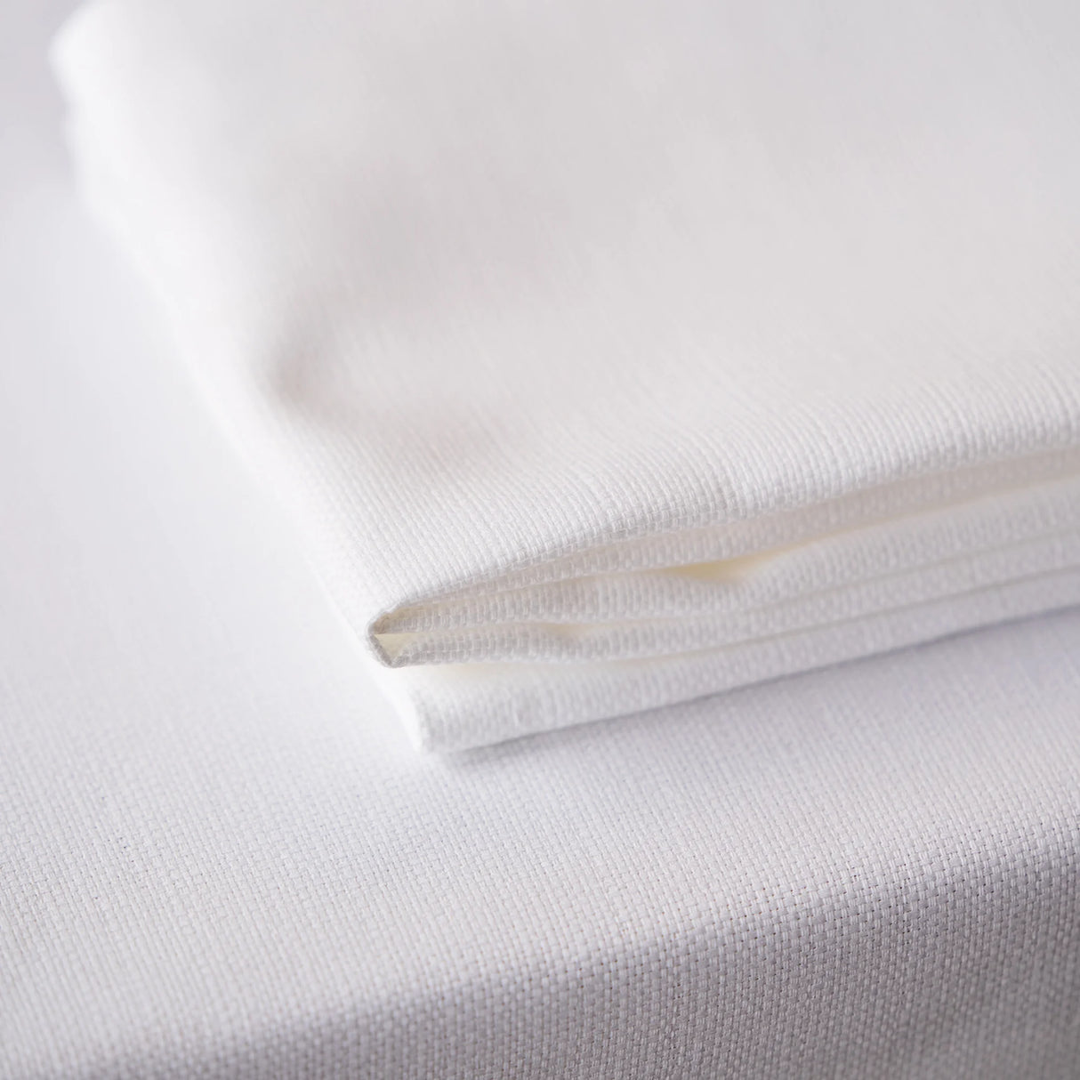 Feine Struktur der weißen Tischwäsche - langlebiges, pflegeleichtes Material für Restaurants bei Velvetana