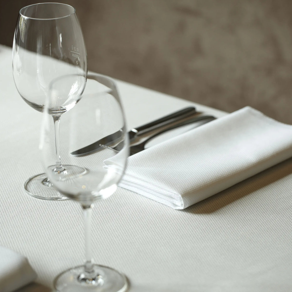 Kombination aus beiger Tischdecke & weißer Serviette - zeitloses, elegantes Design für Hotels