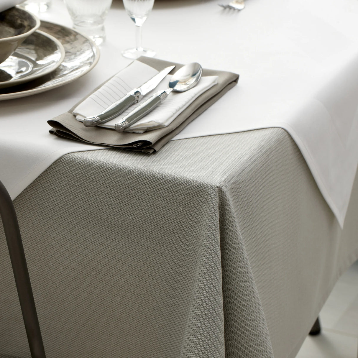 Aufgedeckte Tischdecke Elmwood - harmonische Kombination mit weißen & erdigen Tischwäschefarben