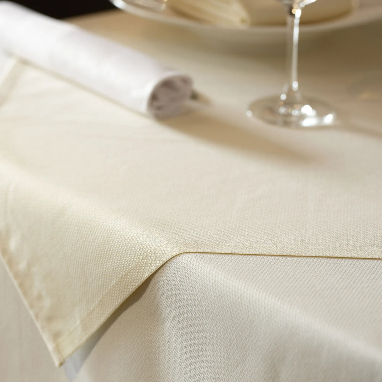 Deckserviette Dijon mit Randabschluss - edles Design für exklusive Hotel- & Restauranttische