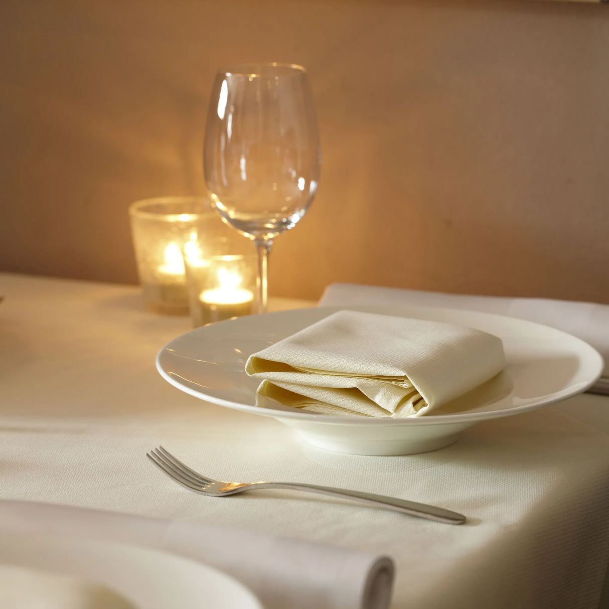 Gelbe Serviette & Tischtuch - harmonische Tischgestaltung für ein gemütliches Ambiente bei Velvetana