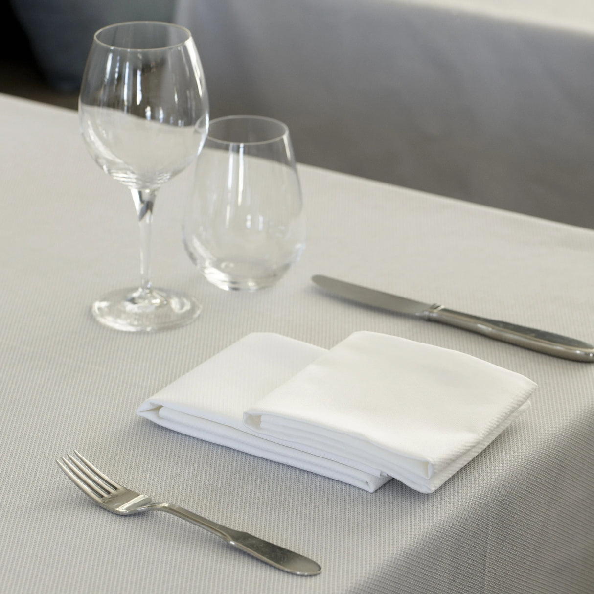 Graue Tischdecke & weiße Serviette - stilvolle Kombination für gehobene Gastronomie & Hotellerie