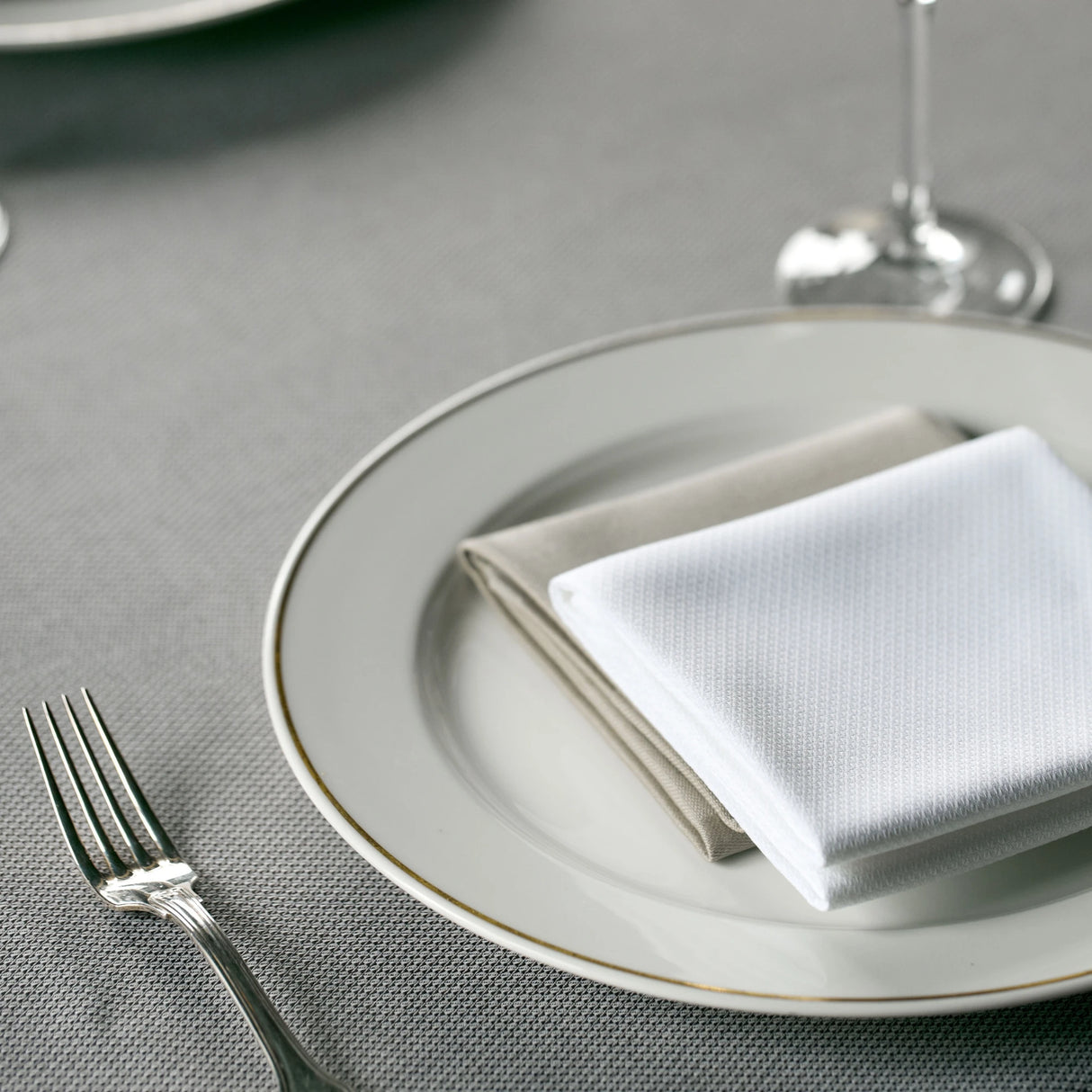 Weiße Serviette mit Mahogany-Tischdecke - stilvolle Farbkombination für gehobene Restaurants