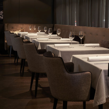 Edle Restaurant-Tische mit Mahogany-Tischwäsche - luxuriöses Ambiente für gehobene Gastronomie