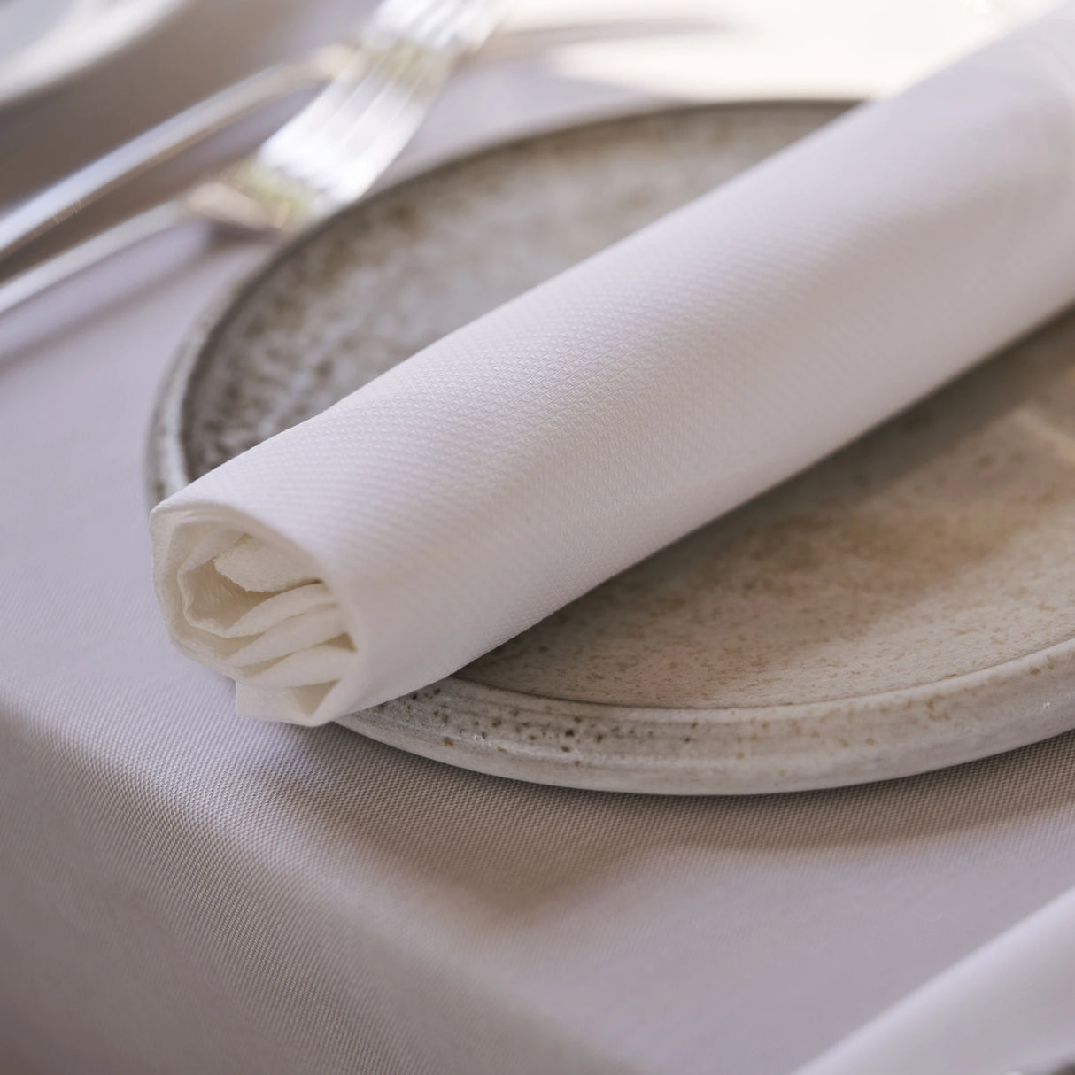 Detailaufnahme der weißen Serviette - edler Stoff mit feinem Muster & hochwertiger Verarbeitung