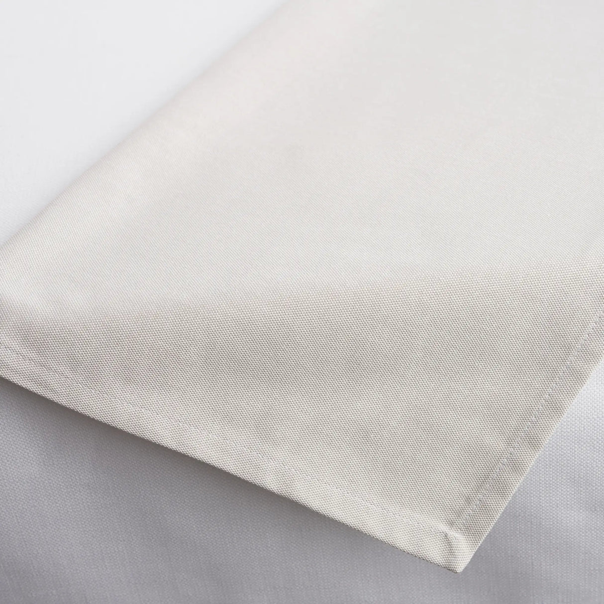 Randverarbeitung der beigen Tischdecke Torino - edle, langlebige Qualität für Hotels & Gasthäuser