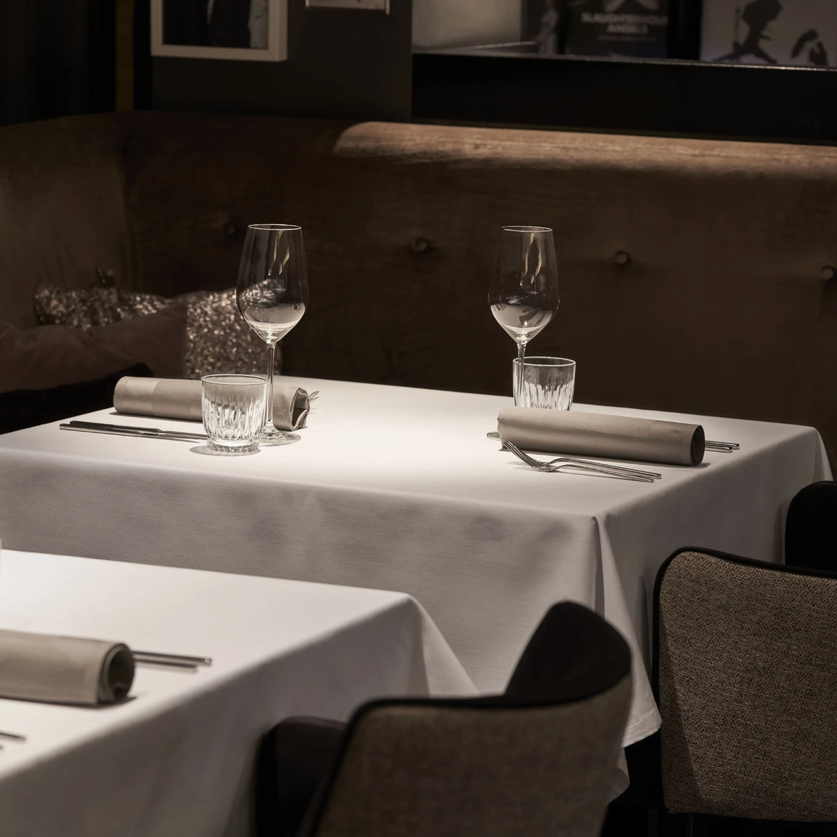 Gedeckte Tische mit weißer Tischwäsche & braunen Servietten - harmonische Kombination für Restaurants