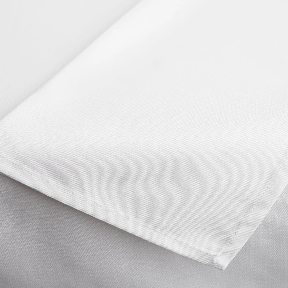 Randverarbeitung der Tischdecke Torino - präzise Verarbeitung für luxuriöse Hotel- & Restaurantqualität