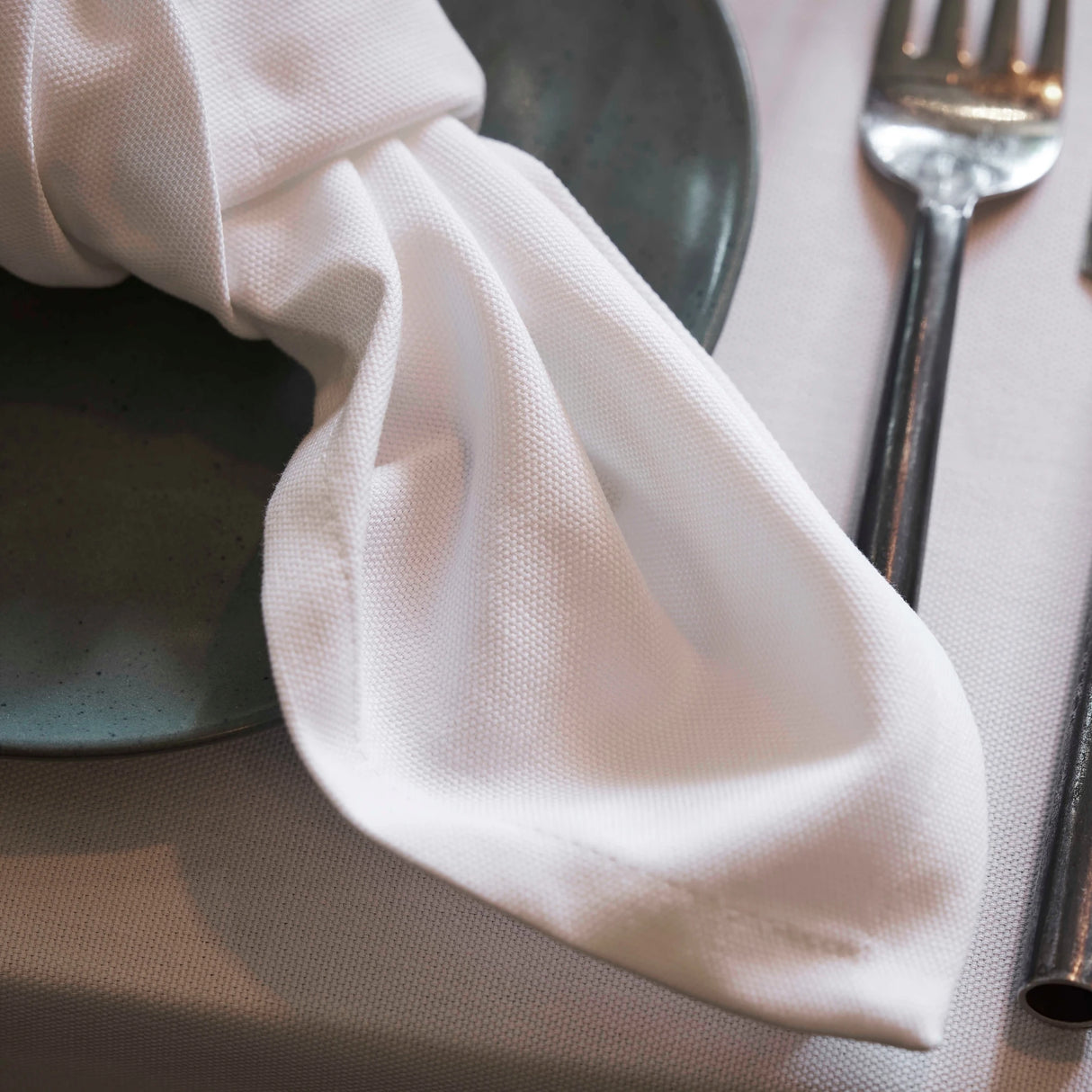 Dekorierte weiße Stoffserviette Torino - stilvolle Faltung für exklusive Tischgestaltung