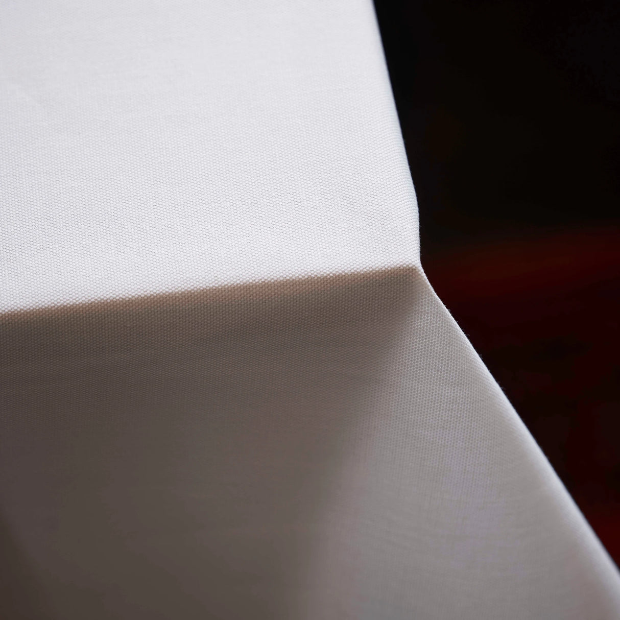 Detailaufnahme der weißen Tischdecke - luxuriöse, pflegeleichte Hotelqualität bei Velvetana