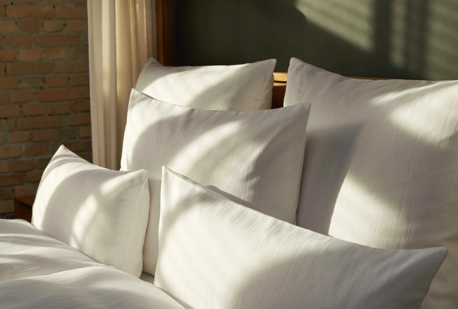 Weiße Hotelbettwäsche Lounge bei Velvetana