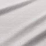 Detailaufnahme des Stoffes - edle, weiße Hotelbettwäsche mit feinem Streifenmuster von Velvetana