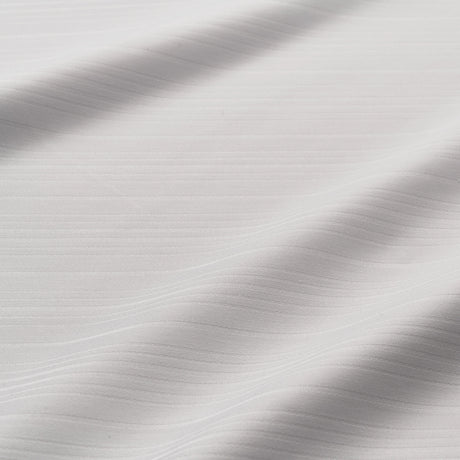 Detailaufnahme des Stoffes - edle, weiße Hotelbettwäsche mit feinem Streifenmuster von Velvetana