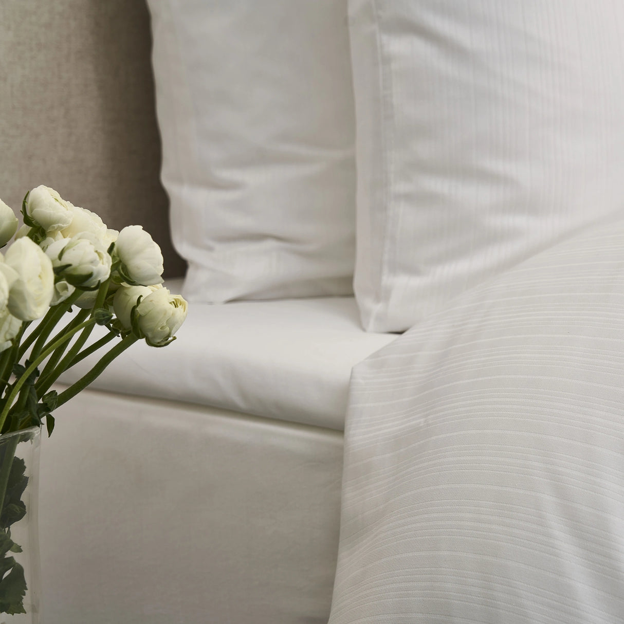 Hochwertige Bettwäsche für Hotels - weiße, gestreifte Bettwäsche aus pflegeleichtem, langlebigem Stoff