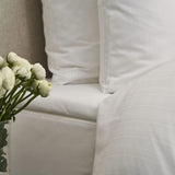 Hochwertige Bettwäsche für Hotels - weiße, gestreifte Bettwäsche aus pflegeleichtem, langlebigem Stoff