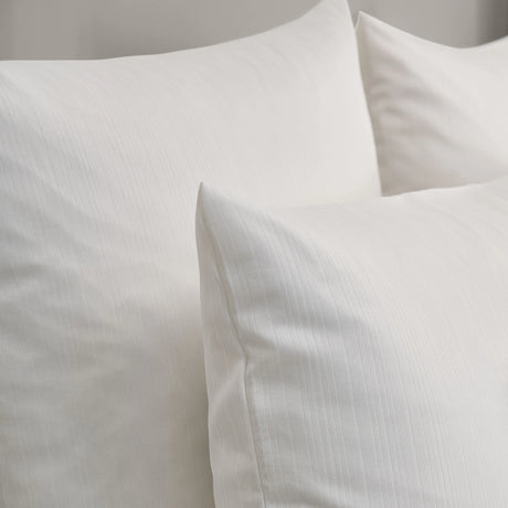 Luxuriöse Hotelbettwäsche aufgebettet - edle, weiße Bettwäsche mit feiner Streifenstruktur von Velvetana
