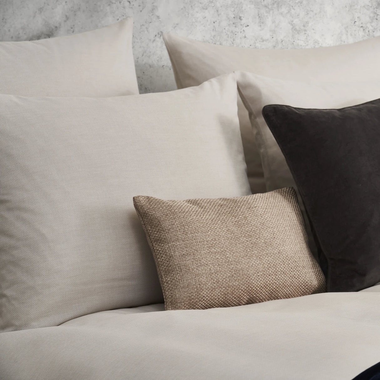 Aufgebettete Bettwäsche Mimi in beige - elegantes Design mit verschiedenen Kissen in Hotelqualität