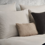 Aufgebettete Bettwäsche Mimi in beige - elegantes Design mit verschiedenen Kissen in Hotelqualität