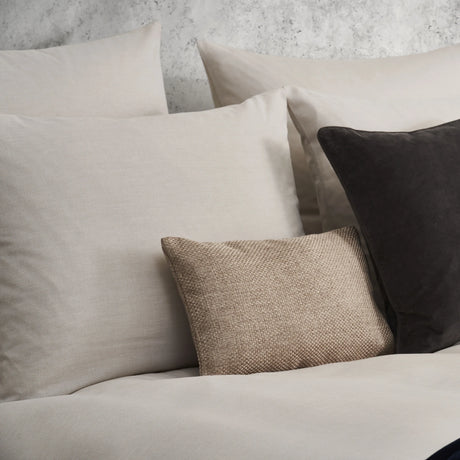 Aufgebettete Bettwäsche Mimi in beige - elegantes Design mit verschiedenen Kissen in Hotelqualität